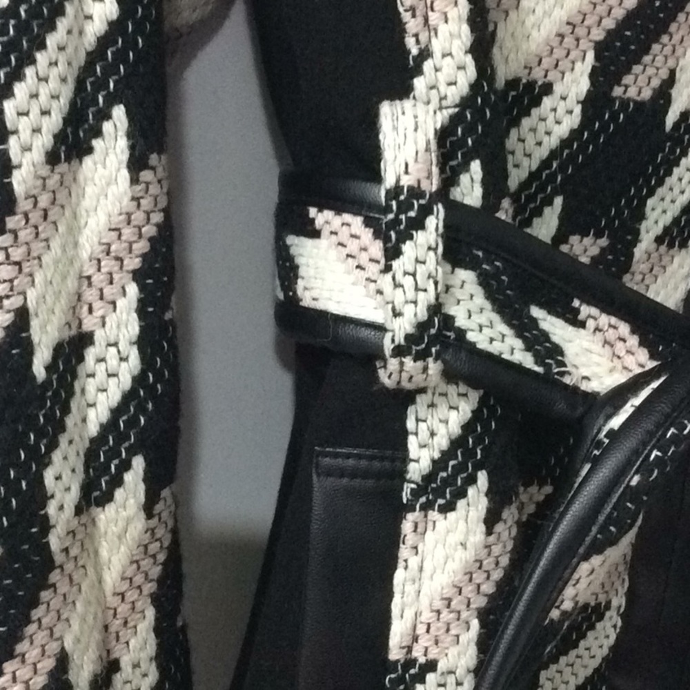 Like new houndstooth coat - Picture 3 of 7